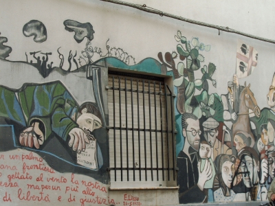 Murales auf den Häuserfassaden von Orgosolo