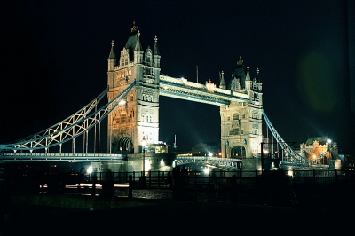 Tower Bridge bei Nacht (korrigiert)