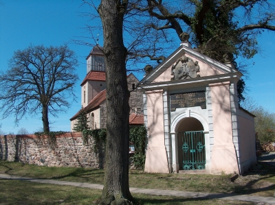 Kirche + Erbbegräbnis in Zernikow