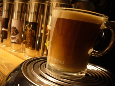 Kaffee mit Milch und Crema