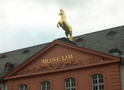 Museum mit Pferdestatue