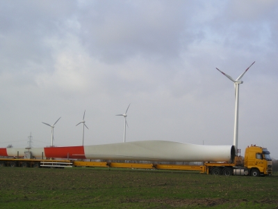 Windenergiepark mit Sattelzug