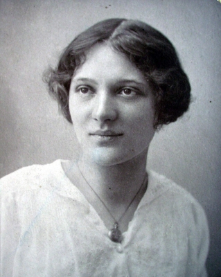 Großmutter in jungen Jahren (1914)