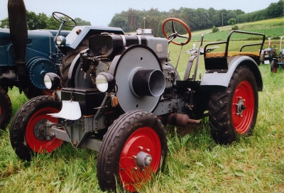 Alter Traktor mit Schwungrad