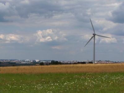 Sommerwiese mit Windkraftanlage