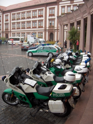 Aufgereihte Polizeimotorräder