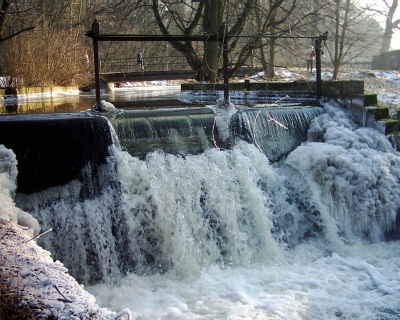 Ein kleiner Wasserfall z.T gefroren