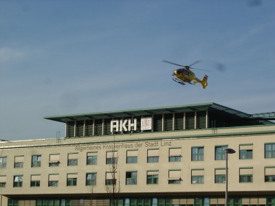 Retungshubschrauber über dem Allgemeinen Krankenhaus der Stadt Linz