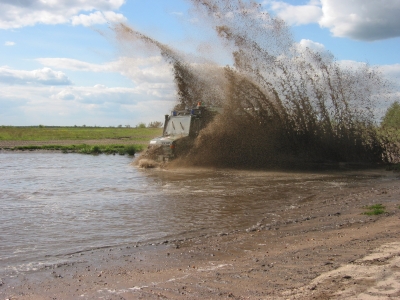 Wasserdurchfahrt mit Unimog