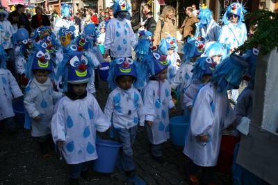 Blauer Eimer beim Karneval
