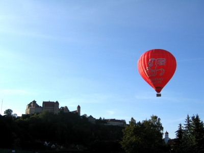 Heißluftballon vor der Harburg