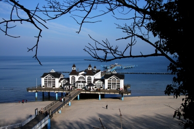 Blaue Ostsee und Seebrücke in Sellin