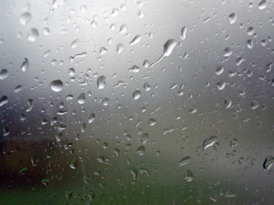 Regentropfen, die an mein Fenster klopfen