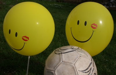 Fußball mit smiley Ballon