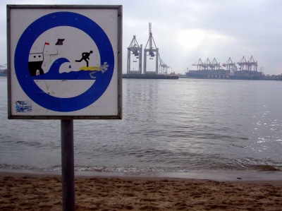 Warnschild im Hamburger Hafen