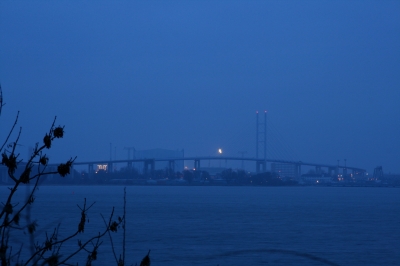 Blaue Stunde am Strelasund mit der neuen Strelasundbrücke