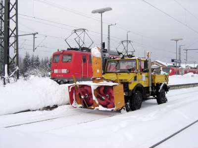 Unimog mit Stromabnehmer