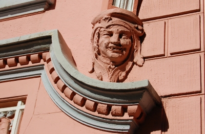 Gründerzeit Fassadenschmuck über dem Hauseingang