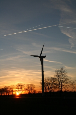 Windrad bei Sonnenuntergang