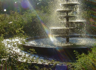Plätscherbrunnen im Regenbogenlicht
