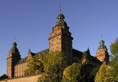 Schloss Aschaffenburg unter blauem Himmel