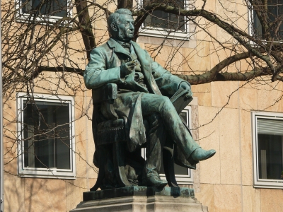 Robert Mayer auf dem gleichnamigen Denkmal auf dem Heilbronner Marktplatz