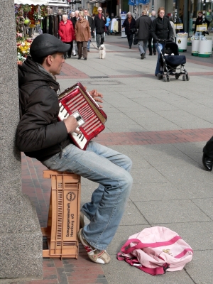 Straßenmusikant mit Akkordeon