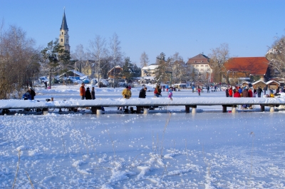Wintersport auf zugefrorenem See