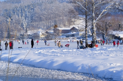 Wintersport auf zugefrorenem See