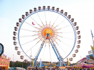 Oktoberfestimpression 3  - Hoffentlich passt es durch!