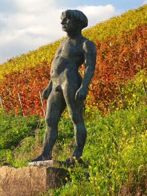 Bronzeskulptur „Großer Bedrohter“ am Heilbronner Weinpanoramaweg
