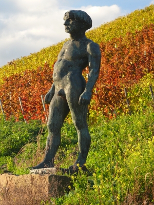 Bronzeskulptur &bdquo;Gro&szlig;er Bedrohter&ldquo; am Heilbronner Weinpanoramaweg