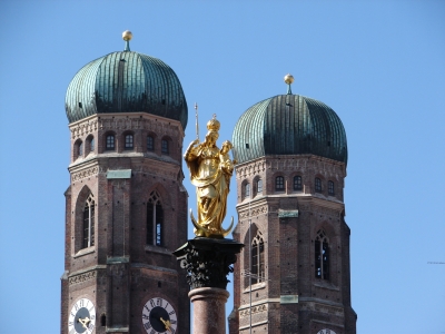 Marienstatue und Frauenkirche