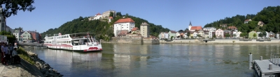 Panoramablick in Passau auf die Donau und  die Veste Oberhaus