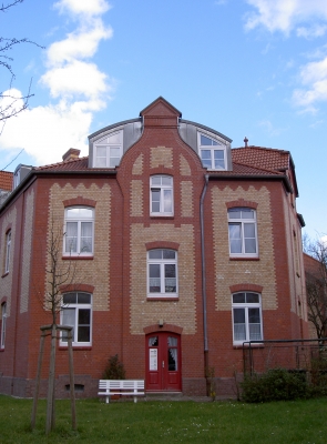 Haus mit Bank und Grün