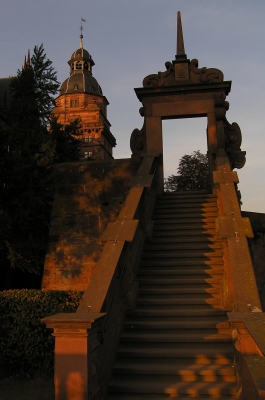 Schlosstreppe im roten Abendlicht