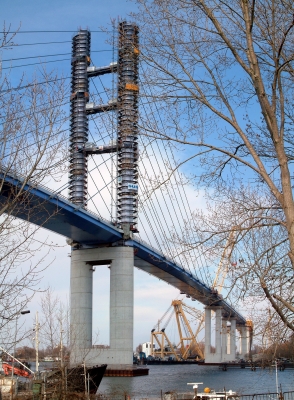 Rügenbrückenpylon im April 2006