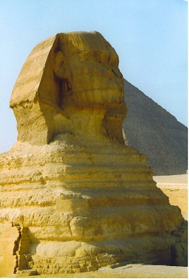 Sphinx mit Cheops-Pyramide im Hintergrund