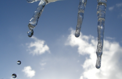 Eiszapfen beim Tauen