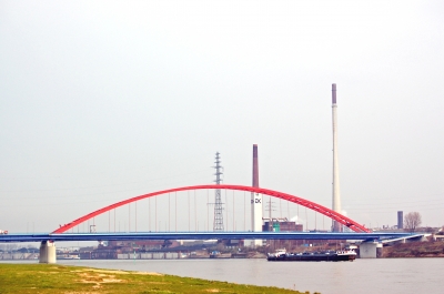 Straßenbrücke über den Rhein