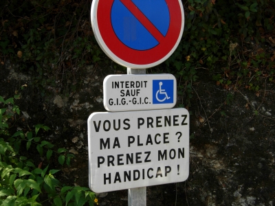 Verkehrsschild Handicap Rollstuhl Frankreich