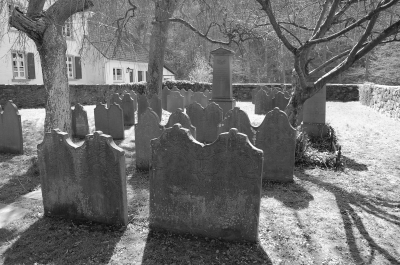 Friedhof 18. Jahrhundert im Gegenlicht