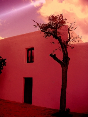 Seiteneingang einer kleinen Kapelle auf Ibiza
