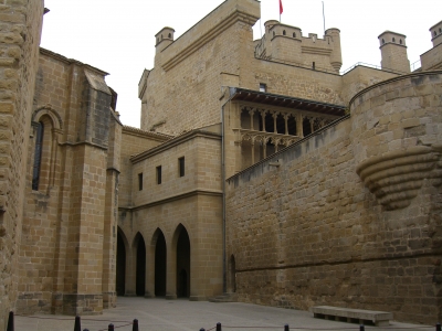 Olite dicke Mauern umgeben die Burg