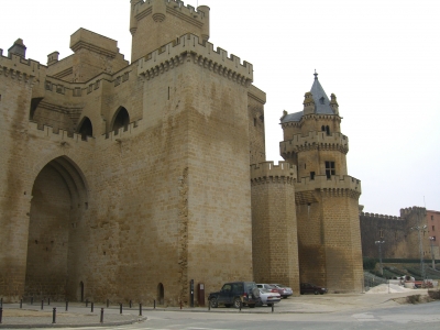 Die Burgmauern mit Türmen