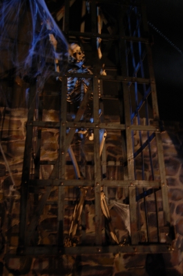 Skelett im Folterkäfig
