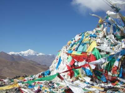 Gebetsfahnen am Kangbala-Pass in Tibet