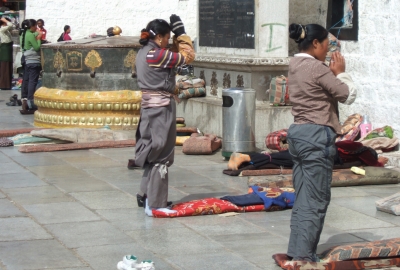 Betende Frauen vor dem Jokhang-Tempel in Lhasa