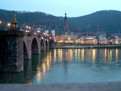 Neckarbrücke in Heidelberg am Abend