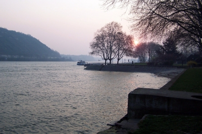 Sonnenaufgang am Rhein